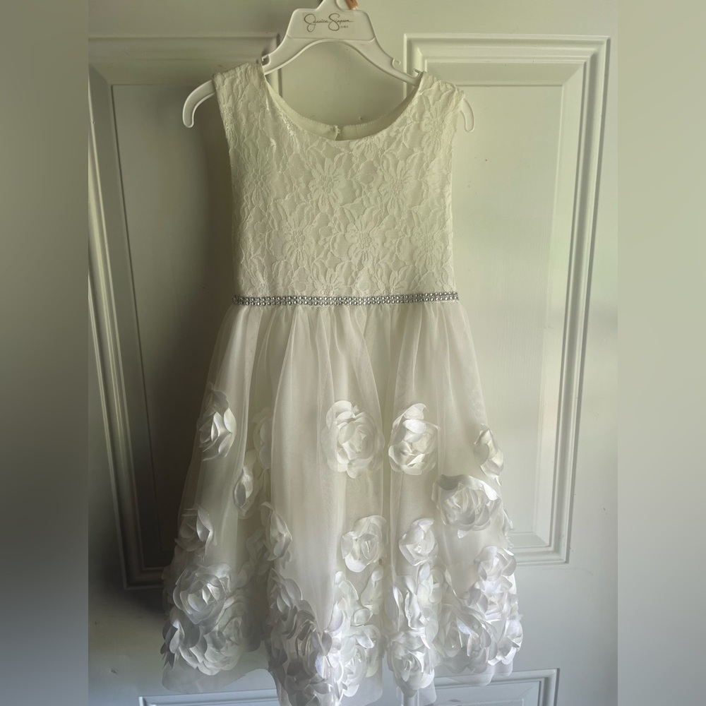 Nannette brand white dress with white flowers on the bottom. Size 5 girls!